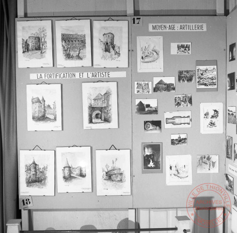 Exposition sur les fortifications à Thionville en 1970 par Georges Martig - Panneaux sur la fortification et l'artiste et l'artillerie au Moyen-Âge