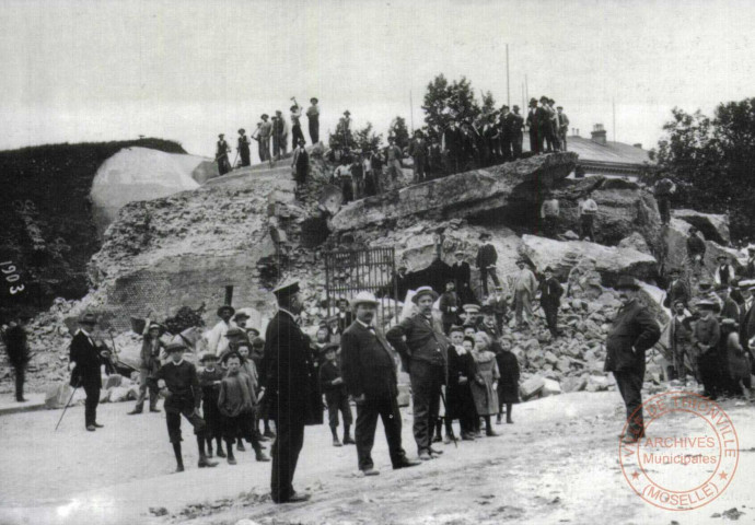 Le démantèlement des fortifications de Thionville 1902-1903. La démolition des remparts, porte de Metz, vue de l'emplacement de la Caisse d'Epargne (place de la République) 1903.