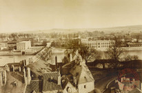 [Vue en hauteur prise depuis le Beffroi vers la rive droite de la Moselle, vers le quartier gare. On y voit l'ancien hôpital militaire, la gare, le pont, les remparts]