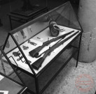Exposition sur les fortifications à Thionville en 1970 par Georges Martig - Vitrine : Fusils, insignes...