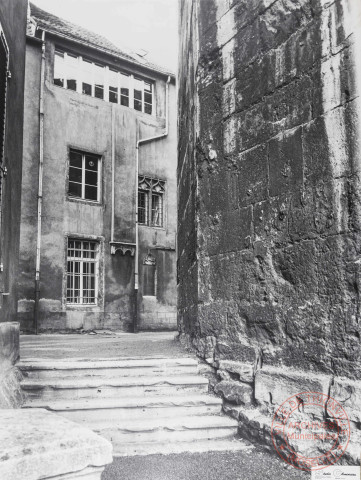 [Cour du Château, ancien hôtel des Raville, vue arrière. A droite, la Tour aux Puces]