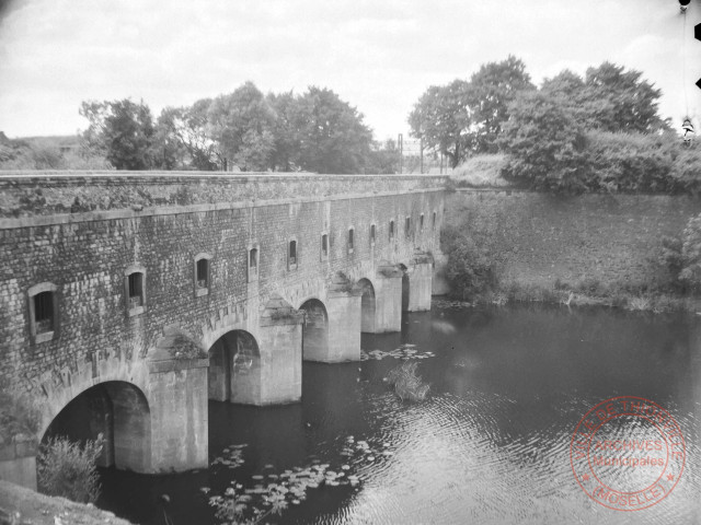 [Pont-écluse Sud]