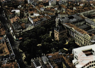Vue aérienne sur la Rue d'Alsace-Lorraine. Le Square de Gaulle et le Donjon du Capitole