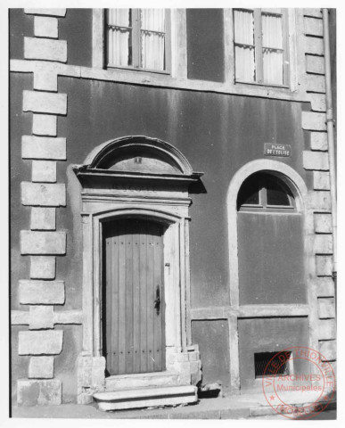 1 place de l'Eglise, ancienne école, on peut encore lire l'inscription "escolle"sur le linteau de la porte - Thionville