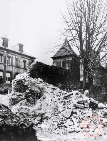 [Vestiges des tours médiévales placées devant la clinique Sainte-Elisabeth]