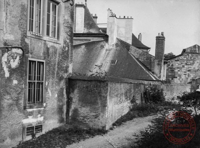 [Cour du Château. A droite la Tour aux Puces]