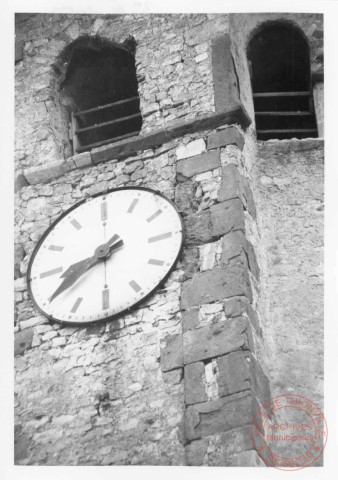 Eglise Saint-Martin de Cattenom, tour massive polygonale avec fenêtres XIe. Horloge