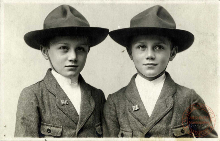 [Deux jeunes enfants en tenue américaine en 1919]