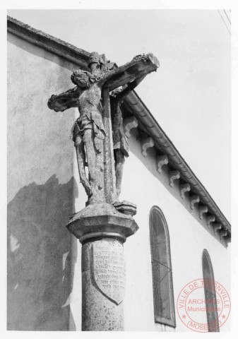 Calvaire (croix double) situé devant la chapelle Saint-Hippolyte, 1 rue Saint-Hippolyte à Haute-Rentgen (commune de Basse-Rentgen). Croix érigée vers 148X (la lecture du 4e chiffre étant illisible, date portée sur le fût) pour le capitaine Peter Blager à la mémoire de ses soldats tombés près de Rodemack. Deux statuettes ont disparu