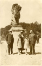 [Photographie de Yvonne et Léon Martha avec leurs deux filles le 9 juillet 1934 devant une statue de lion au barrage de la Gileppe]