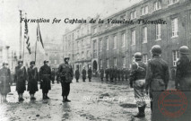 Le Général Walker décore le Capitaine de la Vasselais de la Silver Star sur la place Notre-Dame de Thionville - Novembre 1944