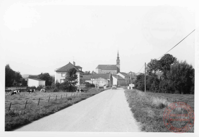Entrée de Puttelange-lès-Thionville. Au fond l'église Saint-Rémi
