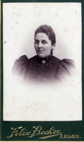 [Portrait de Marie Alexandrine Julie Kieffer, épouse d'Ernest Martha, dans les années 1890]