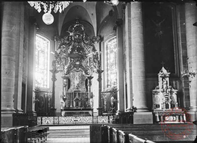 [Intérieur de l'église Saint-Maximin, autel]