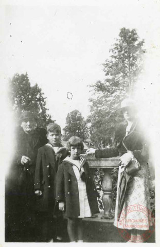 Famille posant devant une balustrade