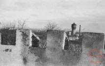 [Vue du château d'eau situé rive droite de la Moselle à partir du toit de la Tour aux Puces]