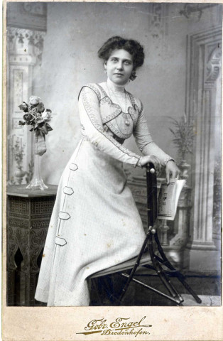 [Photographie d'une jeune femme dans les années 1900]