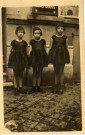 [Photographie d'un groupe de trois jeunes filles en mars 1933]