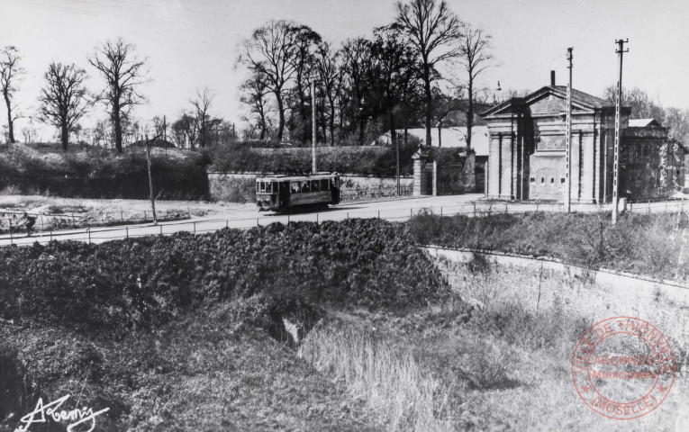 [La porte de Sarrelouis et le tramway]