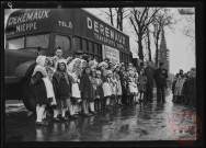 Foire exposition de 1948 - Autorités civiles et jeunes filles en costume lorrain à côté d'un camion de transports "DEREMAUX". Pancarte "Solidarité Nationale, le Nord à la Moselle, Nieppe à Basse-Ham"