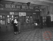 [Vue du guichet de la gare dans les années 1950 avec publicité sur la bière de Basse-Yutz]