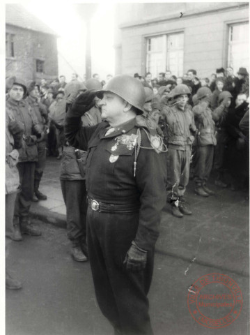 Fête de la Libération : le général Walker, commandant du 20ème Corps d'Armée lors de la prise d'arme