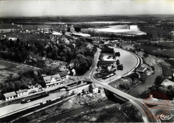 SARRALBE (Moselle) - Le Pont sur le Canal et la Sarre.- En arrière plan, l'Usine.- Vue aérienne