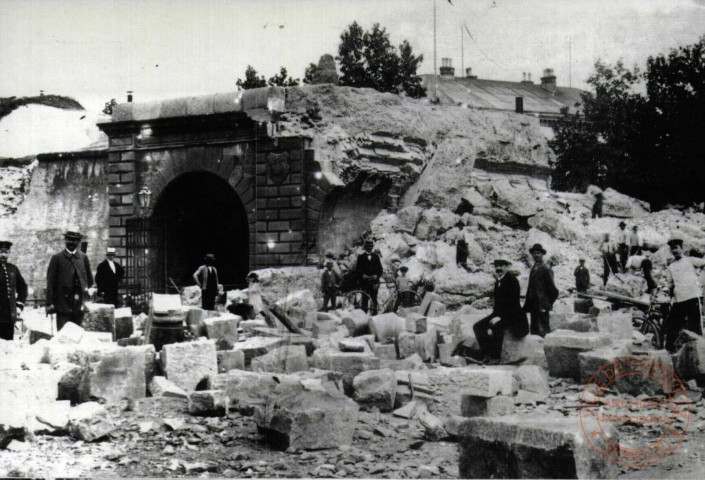 Le démantèlement des fortifications de Thionville 1902-1903. La démolition de la porte de Metz 1903.