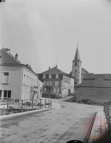 [Village d'Oudrenne, l'église au fond, le café de la Lorraine au milieu, la mairie et l'école à gauche]