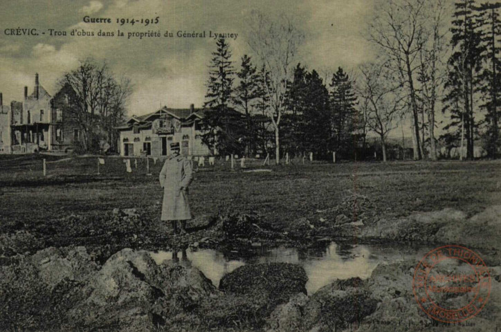 Guerre 1914-1915. - CREVIC - Trou d'obus dans la propriété du Général Lyautey