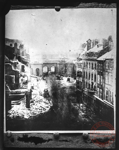 [La porte de la Moselle après les bombardements de 1870, et bâtiments alentours détruits]