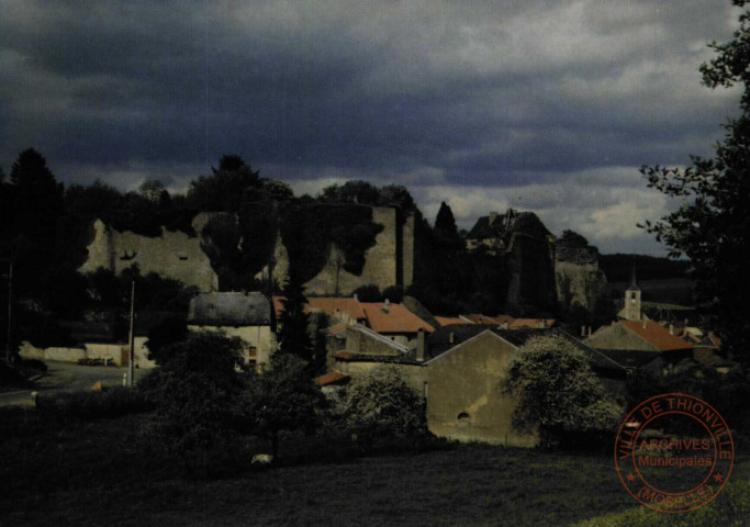 Rodemack - Vue d'ensemble sur les remparts du château fort dominant le village