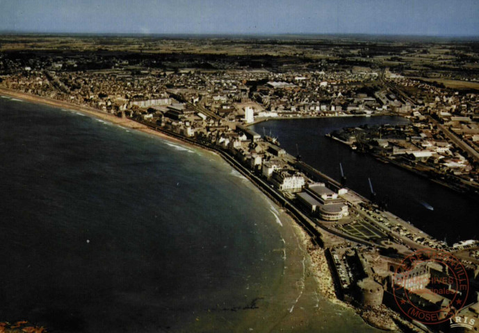 SAINT-MALO / CITE CORSAIRE / Vue vers le Château, le Sillon,le Casino et les Bassins