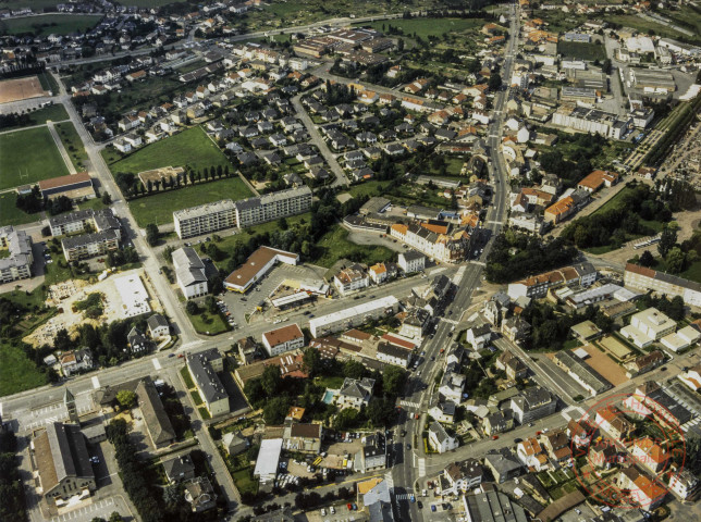 Vue aérienne de Thionville - Quartier Saint-Pierre, vue allant de l'église Notre-Dame de l'Assomption aux jardins familiaux au fond