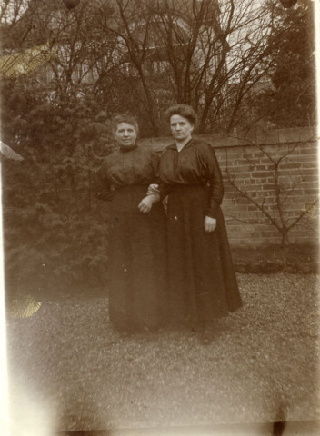 [Photographie de Madame Elisabeth Hourte née Pals accompagnée d'une femme dans le jardin de sa maison dans les années 1910]