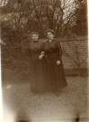 [Photographie de Madame Elisabeth Hourte née Pals accompagnée d'une femme dans le jardin de sa maison dans les années 1910]