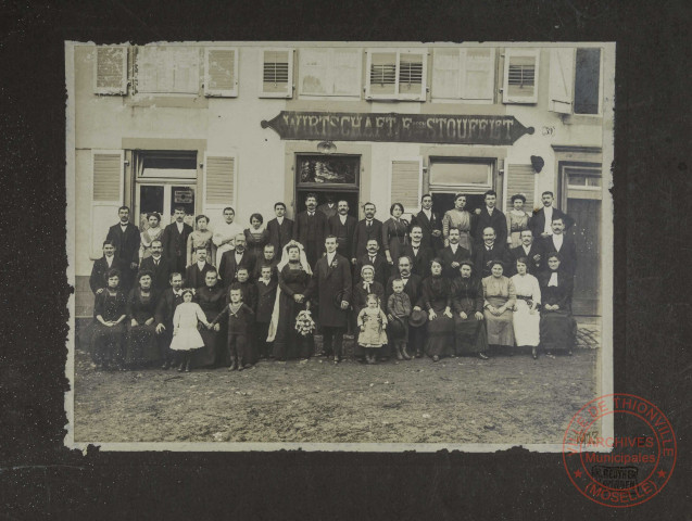 Photo de groupe, mariage famille Schiltz, devant le restaurant Eugen Stoufflet.
