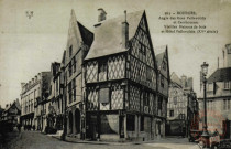 BOURGES. Angle des Rue Pellevoisin et Cambournac. Vieilles Maisons de Bois et l'Hôtel Pellevoisin (XVe siècle)
