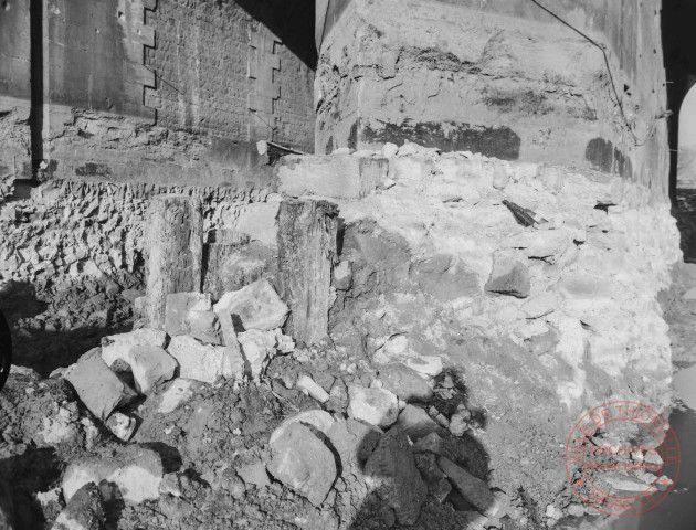 [Canal des écluses asséché, mise à jour de pieux (pilotis) remontant aux fortifications de Vauban]