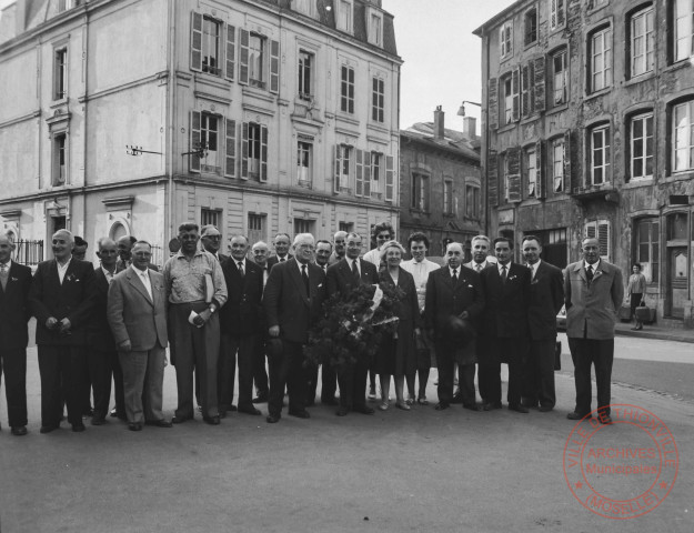 [Dépôt de gerbe place Claude Arnoult]