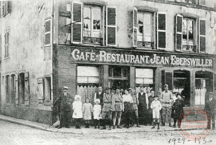 Café-restaurant Jean Eberswiller, angle rue de la Vieille Porte et rue du Luxembourg, vers 1929-1930.