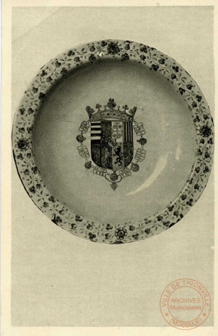 Plat aux armes du duc Charles III (1547-1608). - Nancy, Musée historique lorrain, au palais ducal. Série IV : objet d'art. - Vers 1903-1940. - Noir et blanc. -