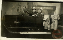 [Deux hommes posant dans une voiture dans un studio photographique dans les années 1920]
