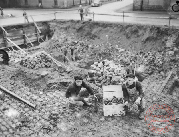 [Travaux de voirie, découverte d'ossements]