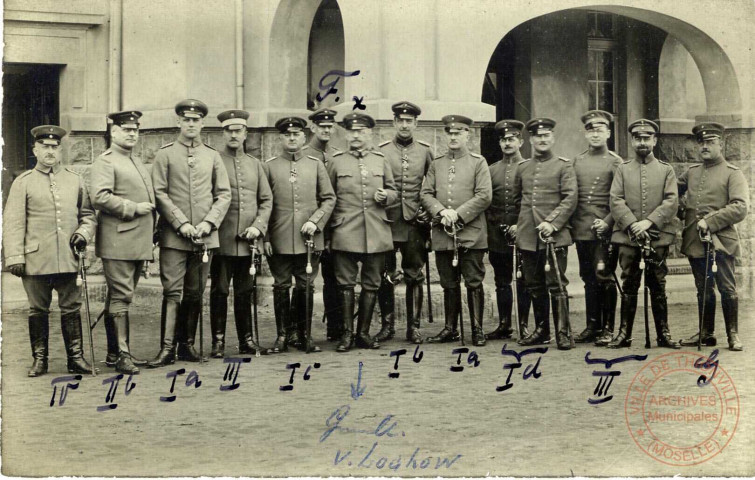 [Le général von Lochow posant avec son état-major devant la mairie vers 1916]