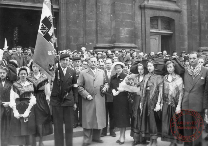 [Manifestation patriotique, place Claude Arnoult, puis place de l'Eglise - Apparemment une visite ministérielle]