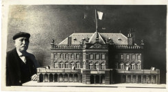 [Photographie de Nicolas Pierra époux de Victorine Pals à côté de son oeuvre, le théâtre de Metz]