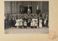 [Photo de groupe devant l'église Saint-Maximin, association de bouchers, en 1926]
