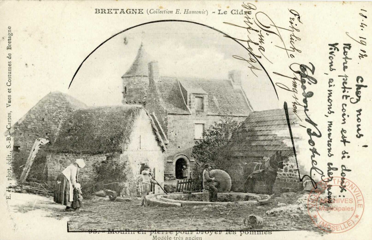 Bretagne (Collection E. Hamonic)- Le Cidre. Moulin en pierre pour broyer les pommes. Modèle très ancien.