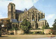 Le Mans (Sarthe) - Cathédrale St Julien - Haut de la Tour : 66 m - Nef Romane XIe et XIIe s. - Chœur Ogival XIIIe s. - Transept XIVe et XVe s.